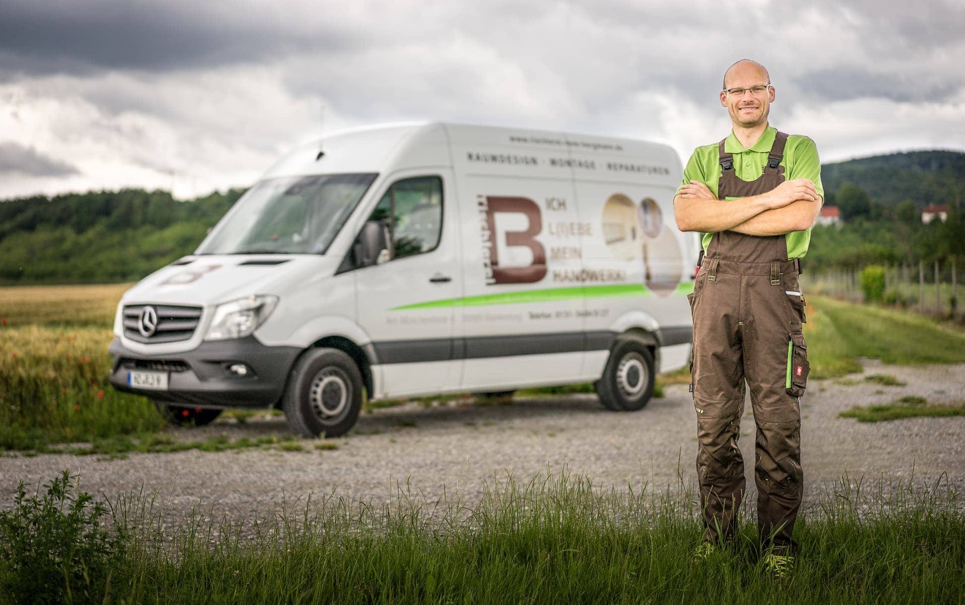 Portrait René Bergmann mit Lieferwagen