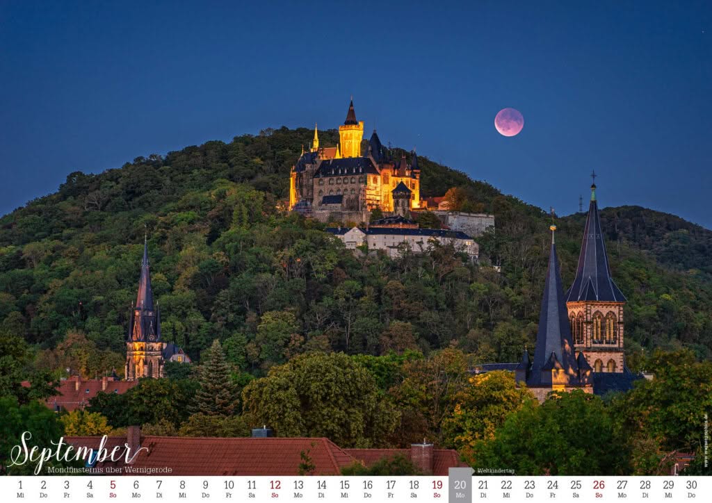 Kalender 2027, September: Schloss Wernigerode bei Nacht mit rotem Mond